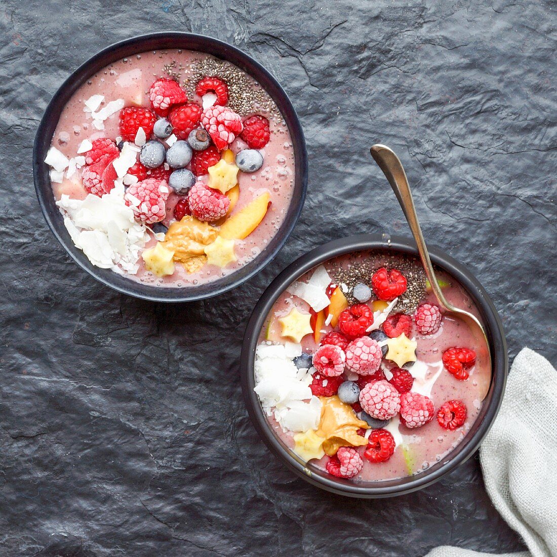 Smoothie Bowl mit Waldfrüchten