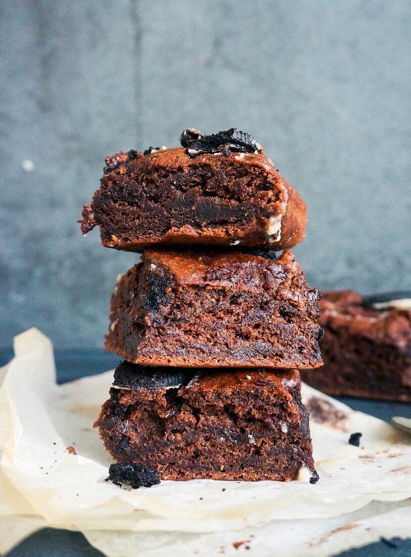 Drei Stücke Brownie mit Oreo-Keks