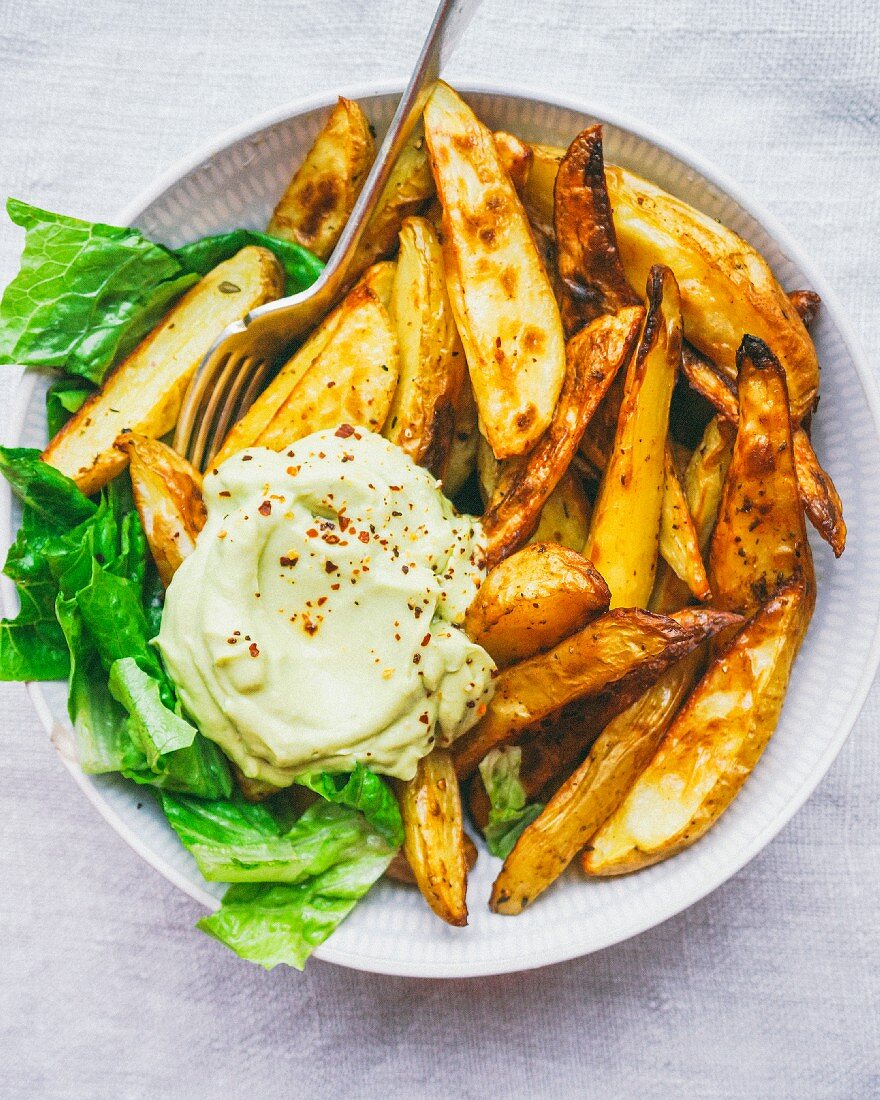 Potatoe Wedges mit Salat und Avocadocreme