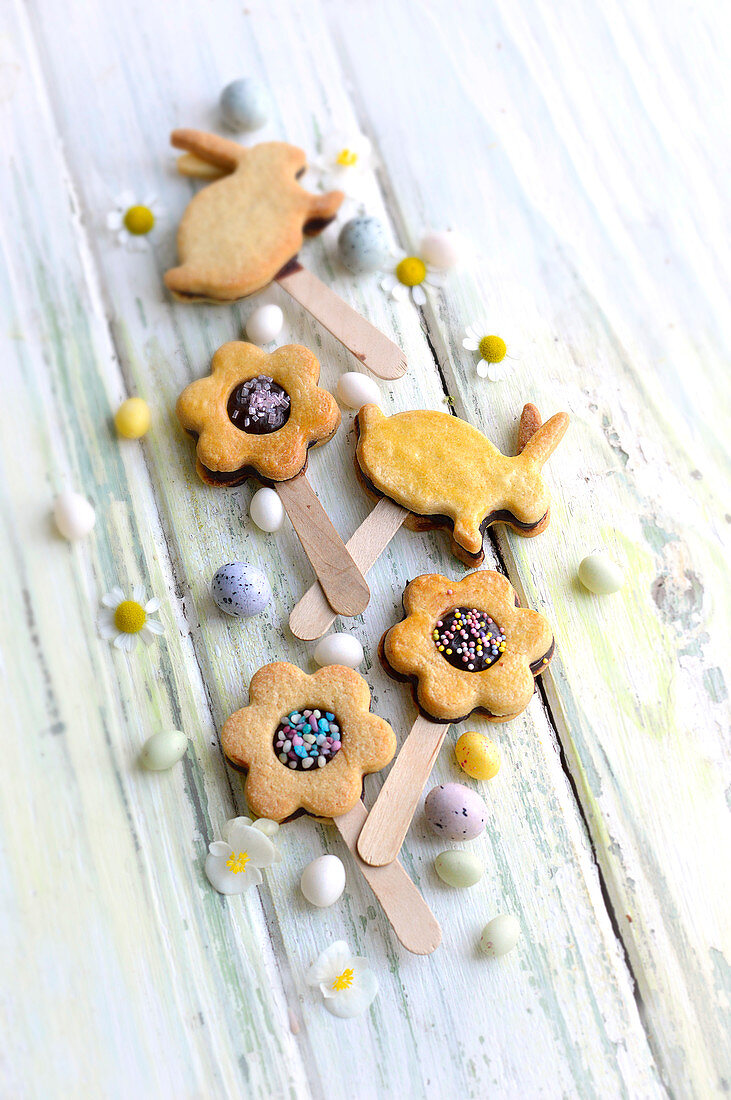 Lutscher mit Blumen und Hasen aus Mürbteigkeksen mit Schokofüllung zum Osterfest