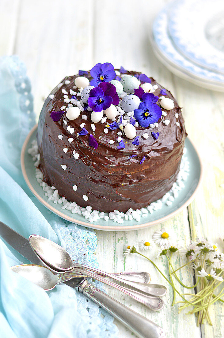 Dunkler Schokoladen-Layer Cake mit Krokant zu Ostern