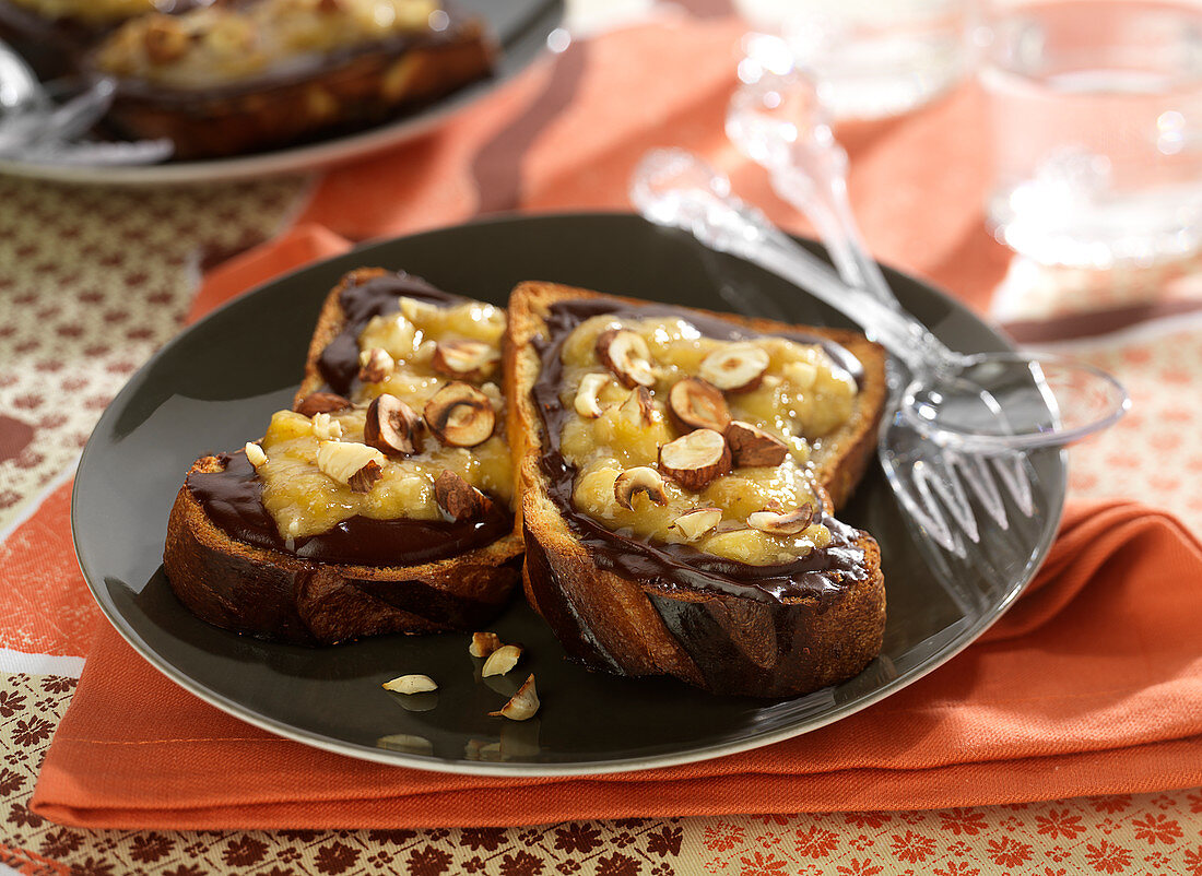 Sliced brioche with melted chocolate, banana puree and hazelnuts