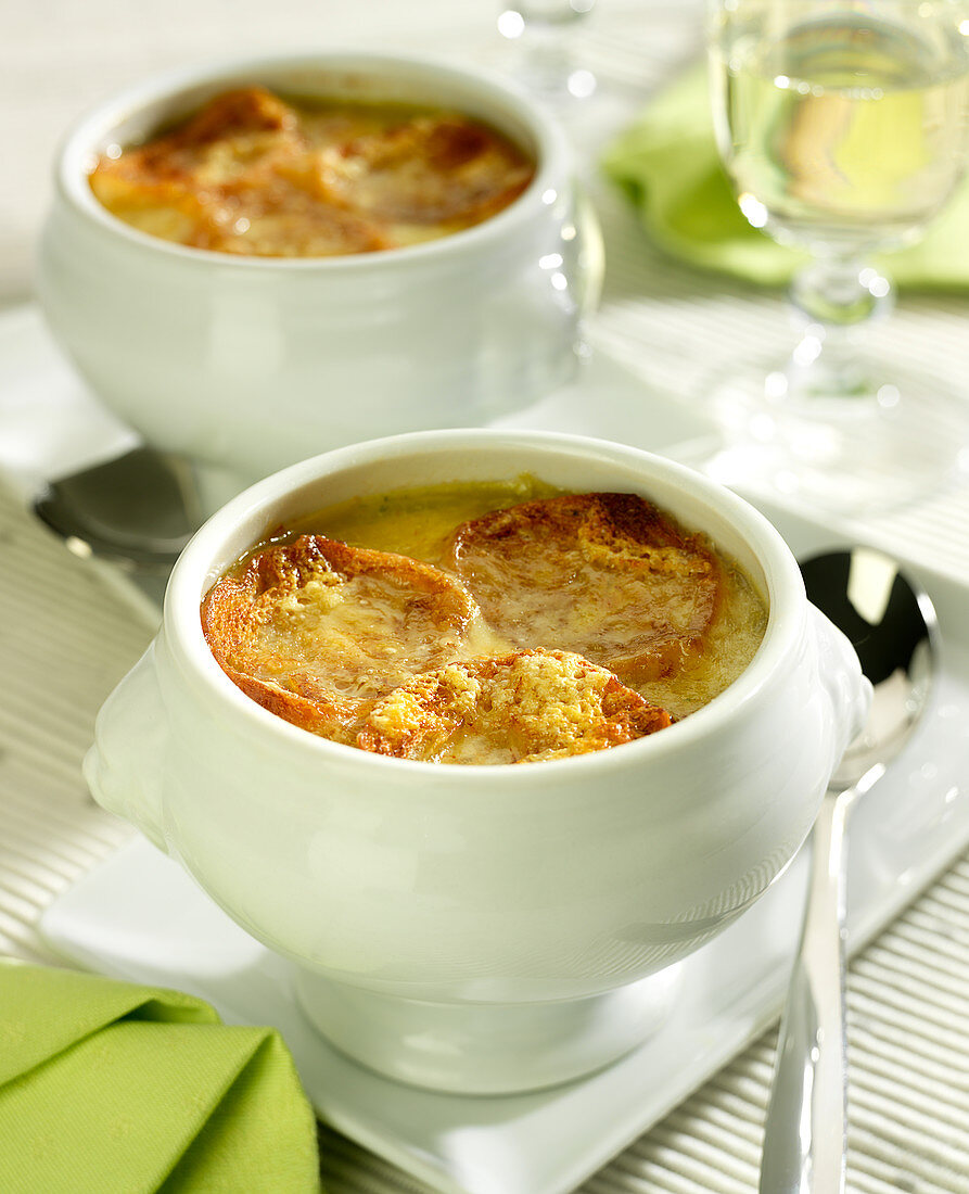 Soupe à l'oignon (französische Zwiebelsuppe), überbacken