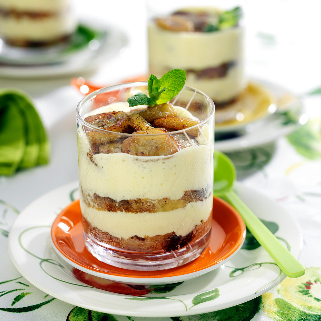 Tiramisu mit Kastenkuchen mit Banane, Apfel und Sahnebonbons und karamellisierten Bananenscheiben