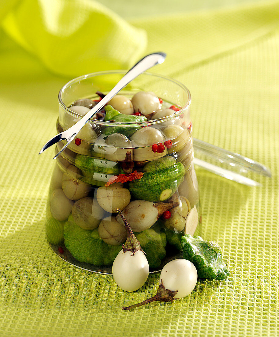 Pickles mit Mini-Patissons-Kürbissen und runden weissen Auberginen