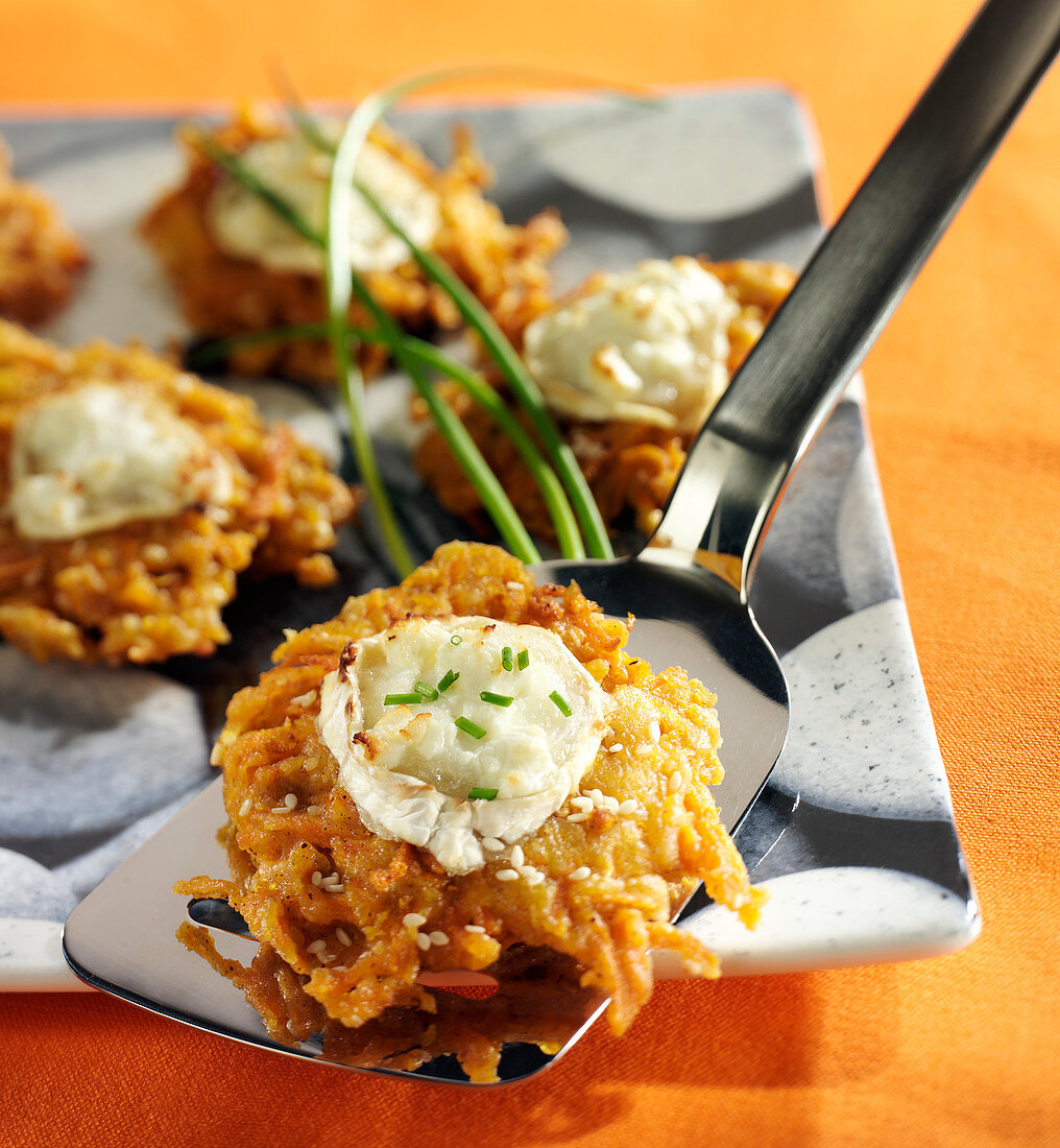 Überbackene Kartoffelpuffer mit Ziegenkäse