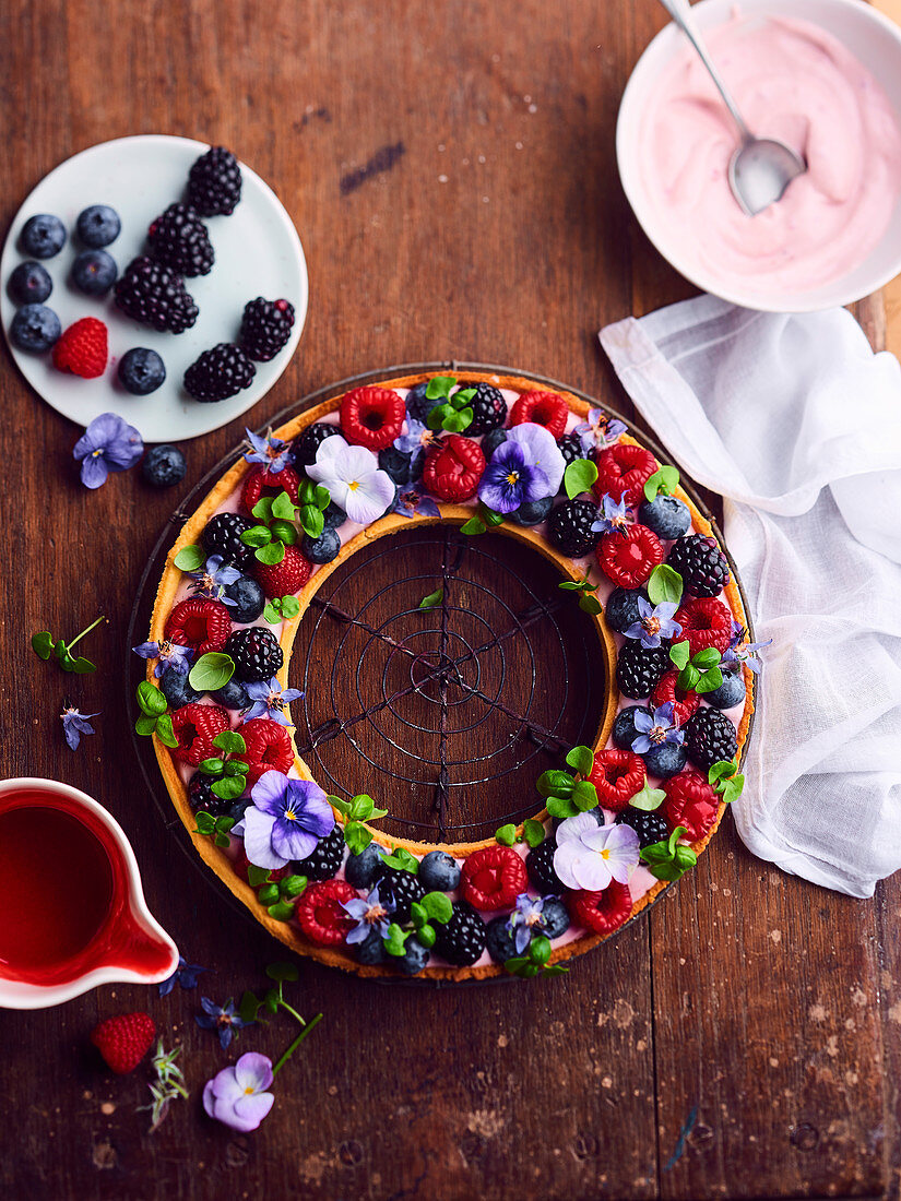 Flowery and fruity crown tart