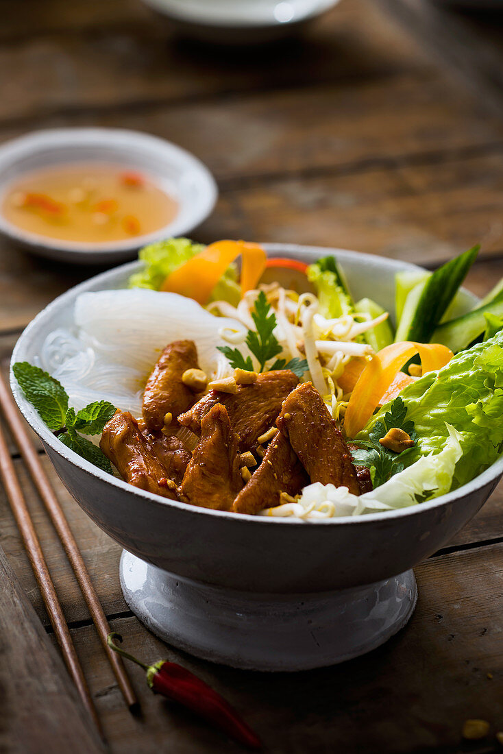 Karamellisertes Hähnchen mit Satay-Sauce und Sojanudeln aus dem Wok