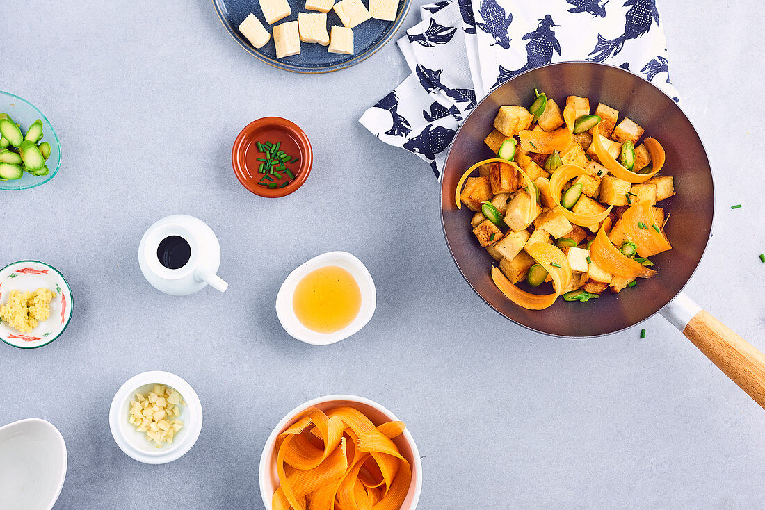 Tofu mit Spargel und gebratenen Karotten mit Honig und Ingwer im Wok