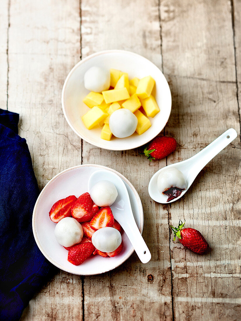 Tangyuan (chinesische Klösschen aus Klebreis) mit Schokolade- und Passionsfruchtfüllung, serviert mit Erdbeeren und Mango