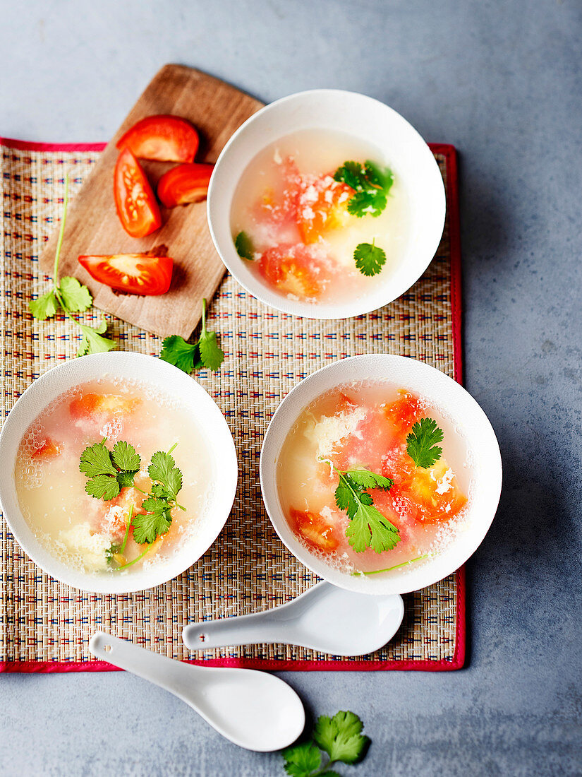 Schnelle Suppe mit Eierstich und Tomaten