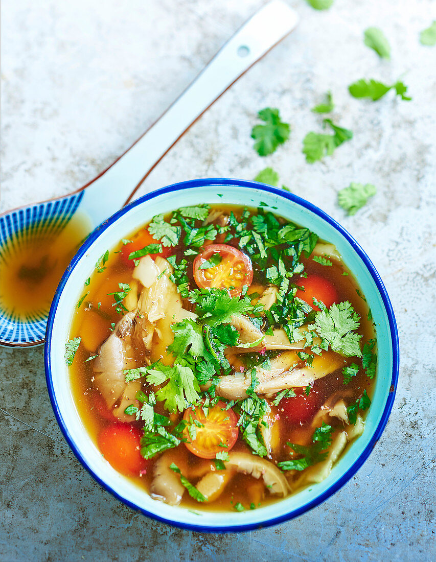 Clear mushroom-tomato soup (vegan)