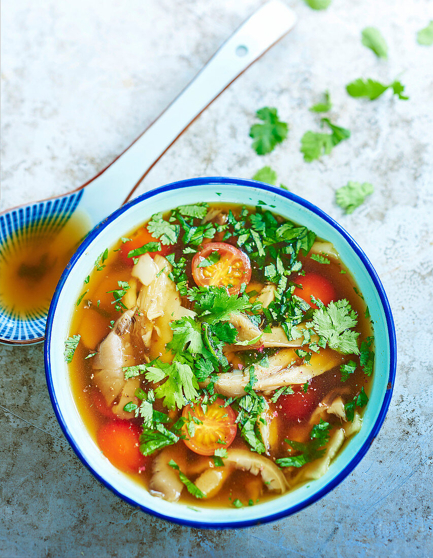 Klare Pilz-Tomaten-Suppe (vegan)