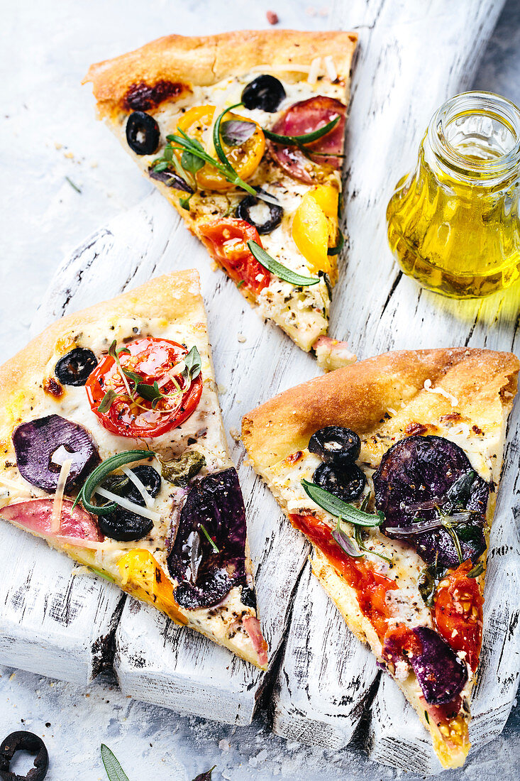 Pizza mit Tomaten und lila Kartoffeln (vegetarisch)