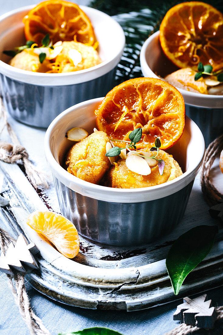 Halva, vegetarisches Griessdessert mit geschmorten Mandarinen