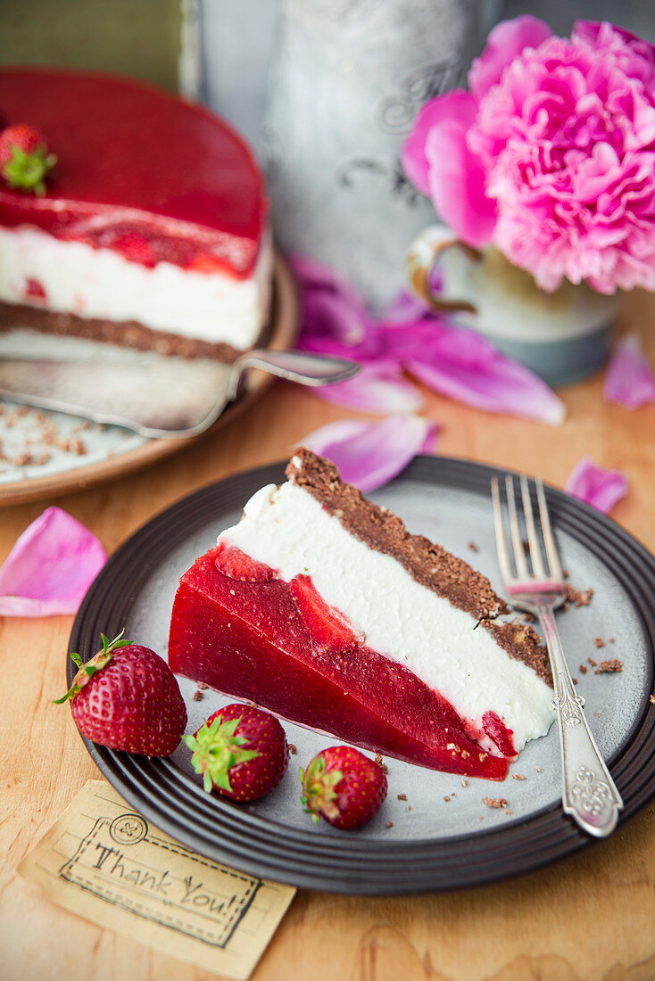 Frischkäsetorte mit Erdbeeren und Nuss-Nougatcreme-Boden