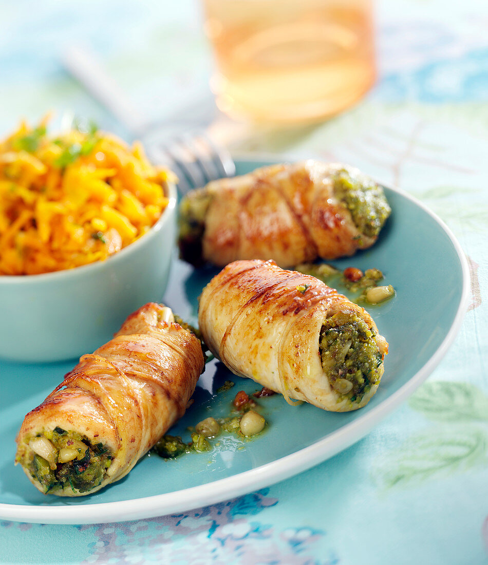 Chicken and pistachio small olives, grated carrot salad