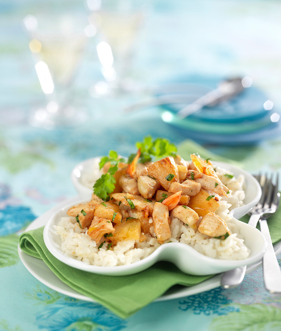 Rice sauté with pineapple, shrimps and chicken