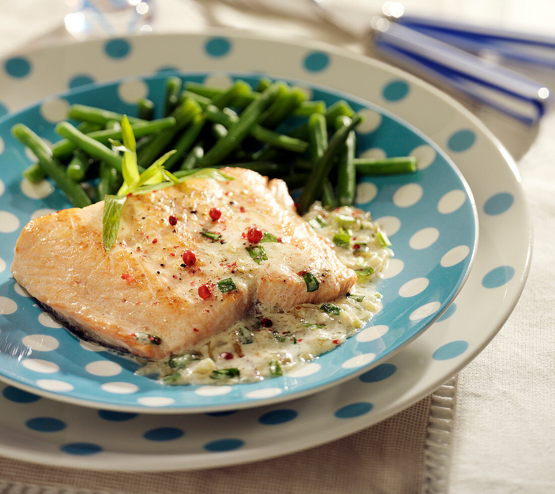 Salmon fillet with tarragon, steamed green beans