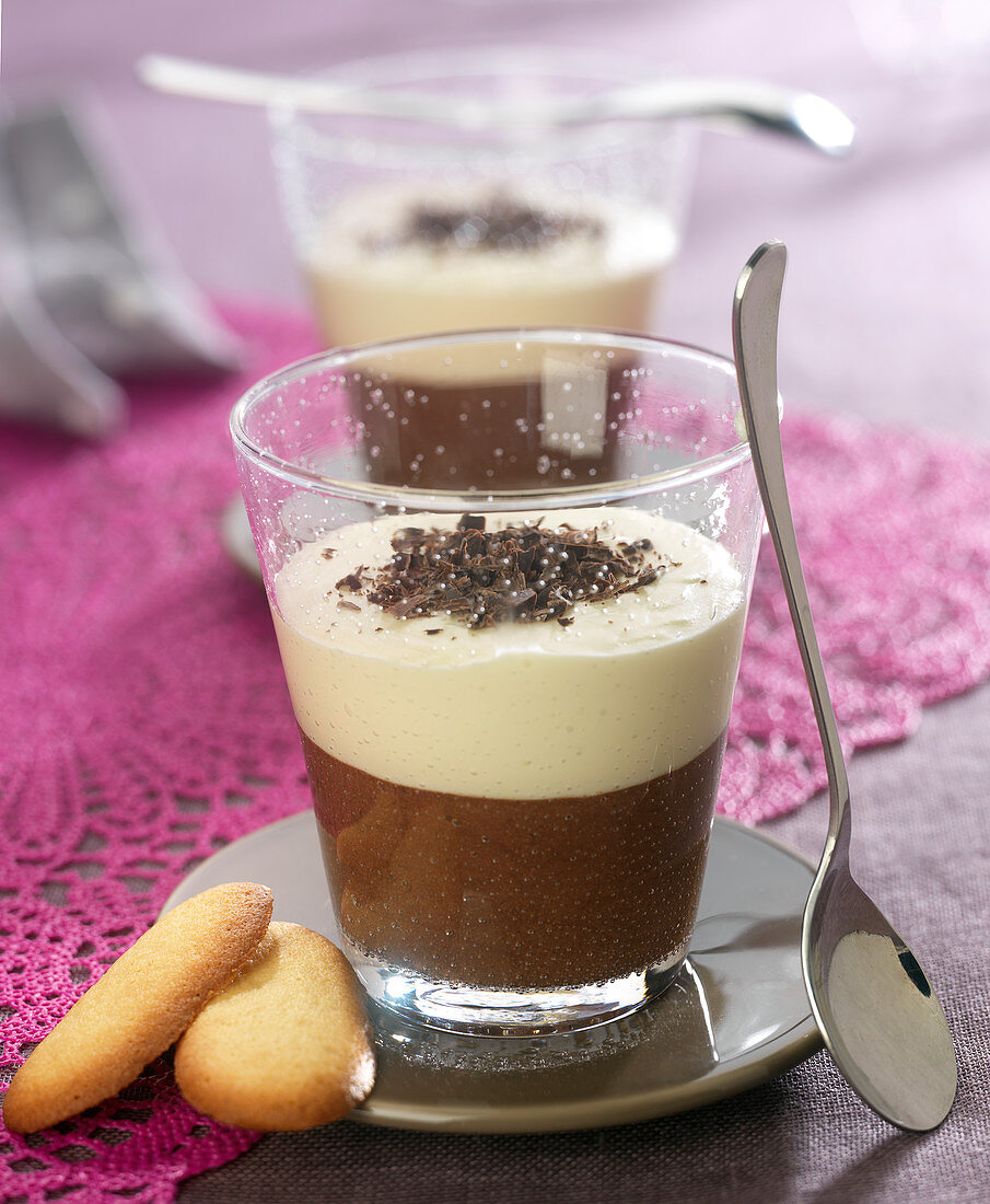 Zwei Gläschen Mousse mit dunkler und heller Schokolade