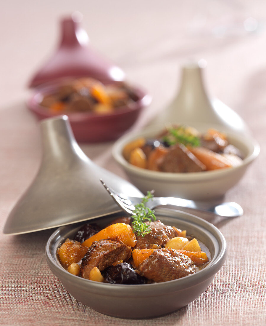 Lamm-Tajine mit Trockenfrüchten, Rübchen und Karotten