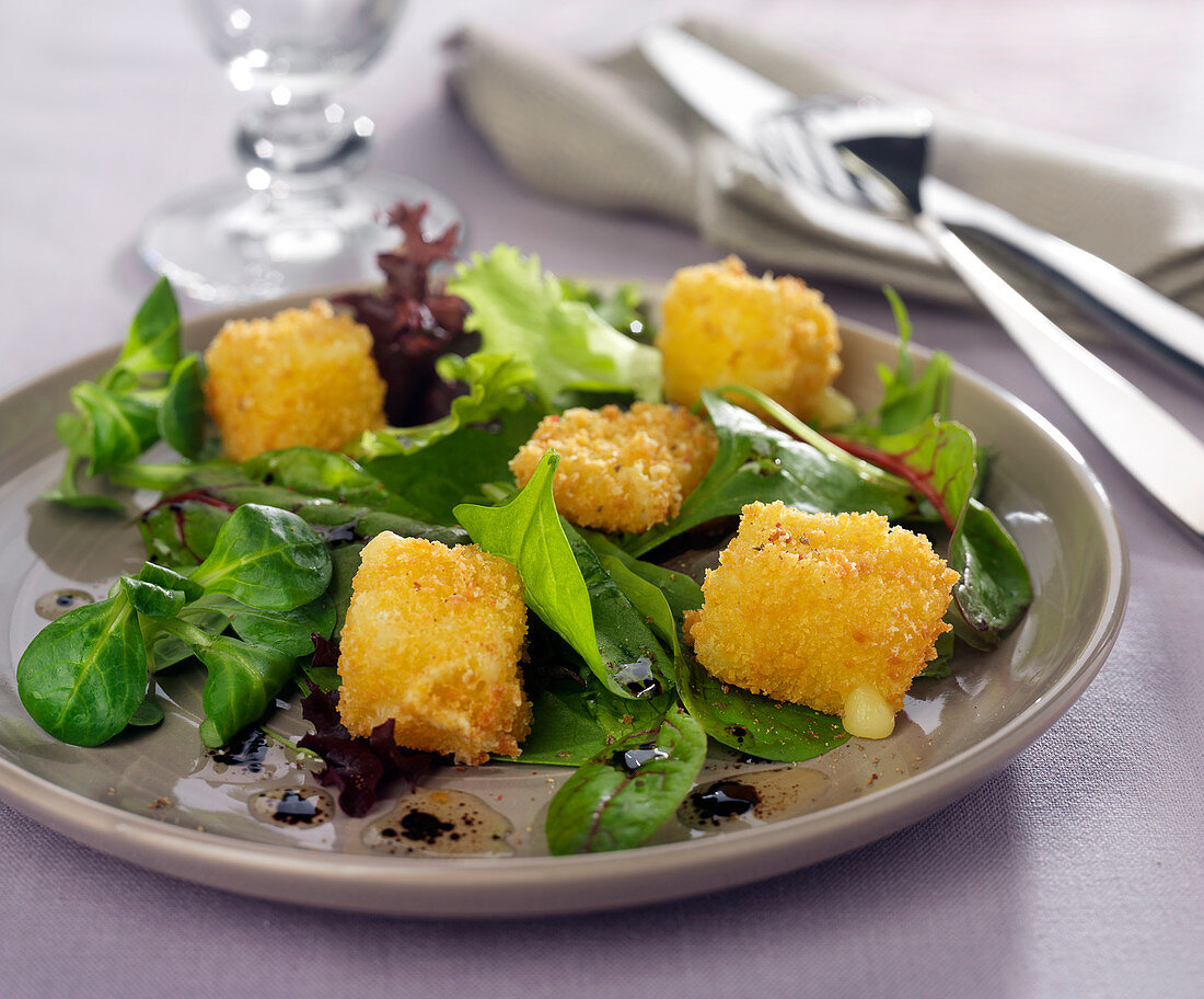 Salat mit Spinat, Feldsalat und Cantal-Käsekroketten