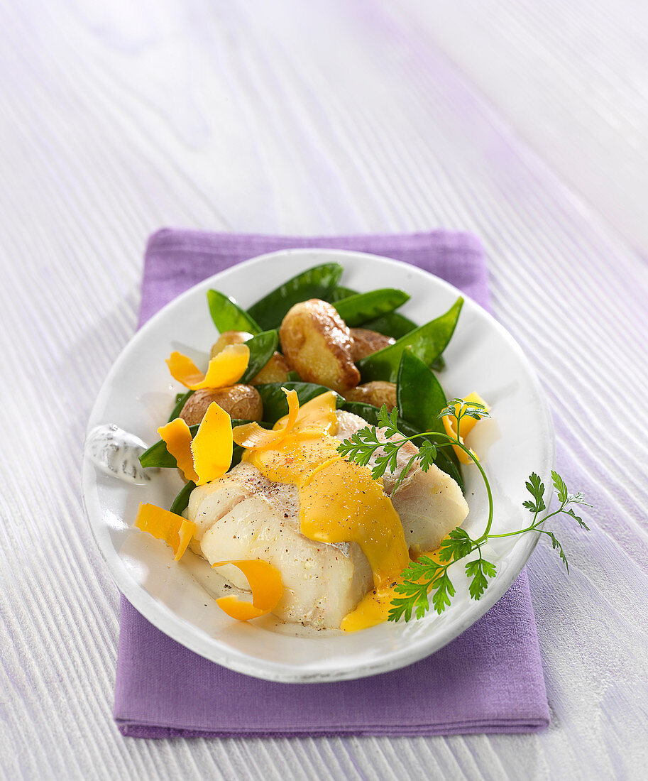 Piece of cod in mimolette creamy sauce, sweet pea and grenaille potato fricassée