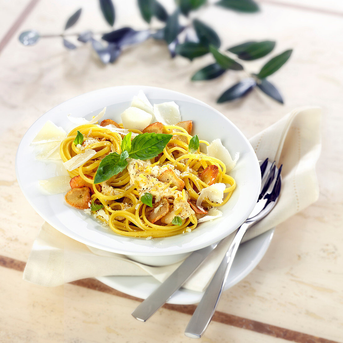 Spaghetti mit Zitrone, frittiertem Knoblauch und Parmesanspänen