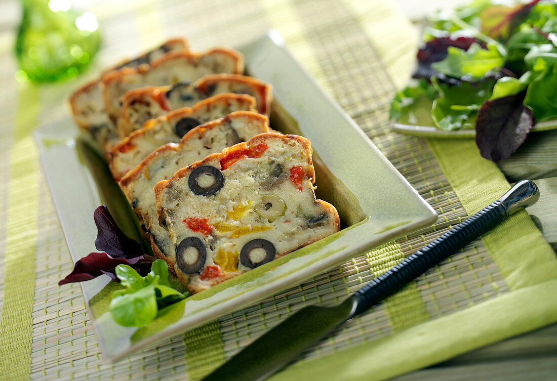 Vegetarischer Kastenkuchen mit Paprika, Auberginen und Oliven