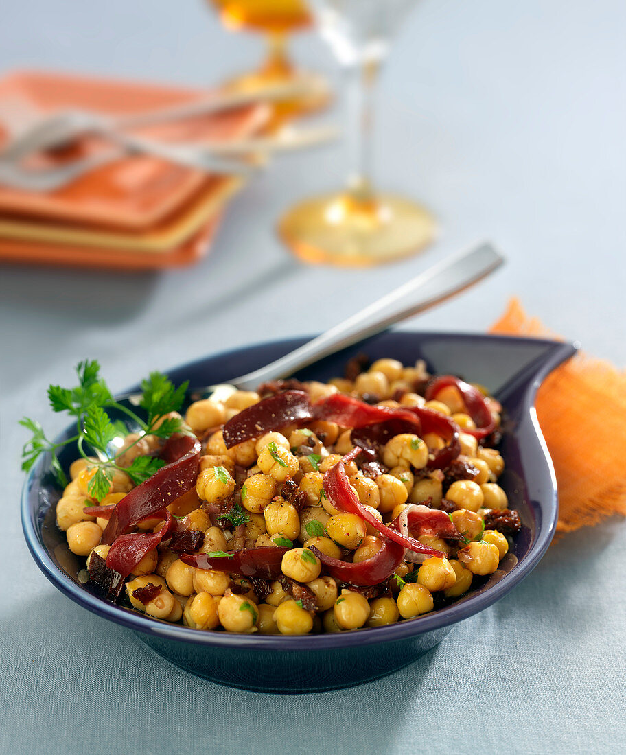 Kichererbsensalat mit eingelegten Tomaten und getrockneter Entenbrust