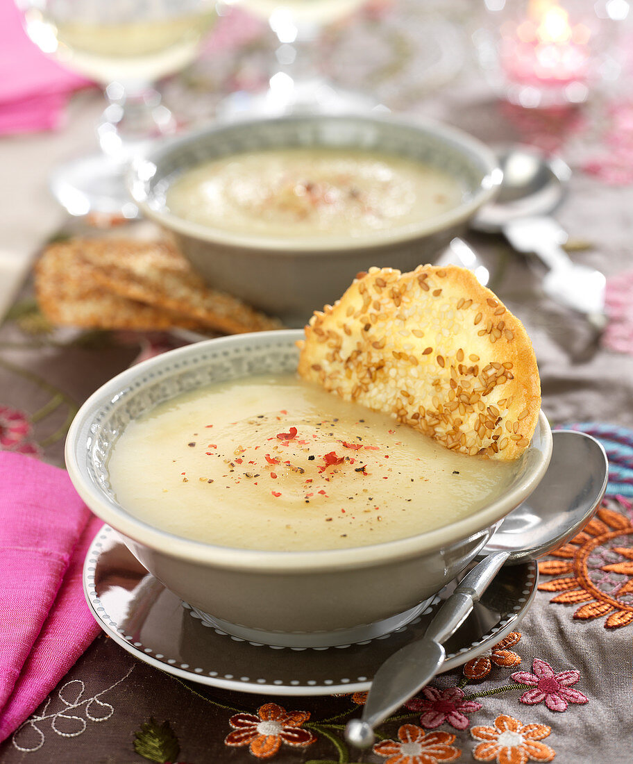 Pastinakencremesuppe mit Sesamhippe