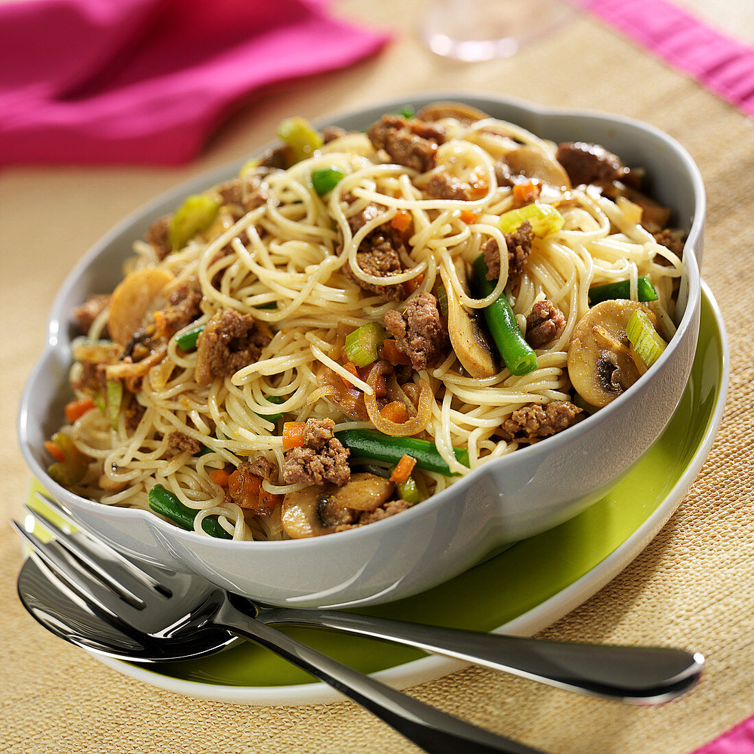 Gebratene Spaghetti mit Rindfleisch und Gemüse