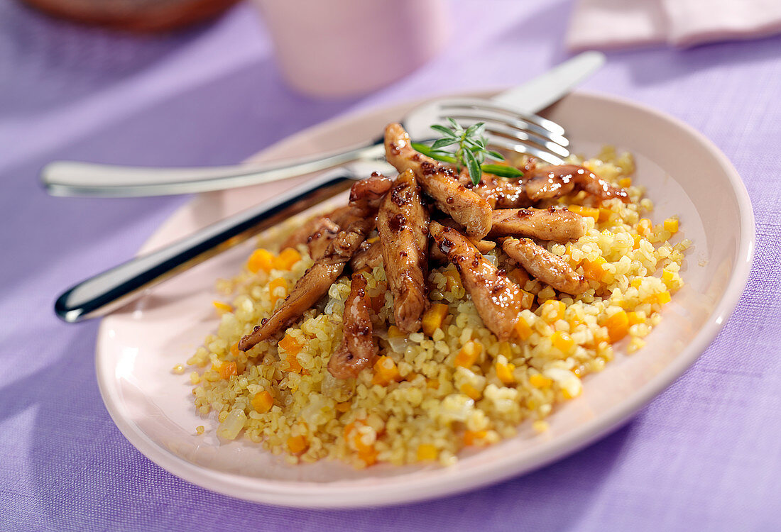 Hähnchenbruststreifen mit Essig-Senf-Glasur auf Bulgur