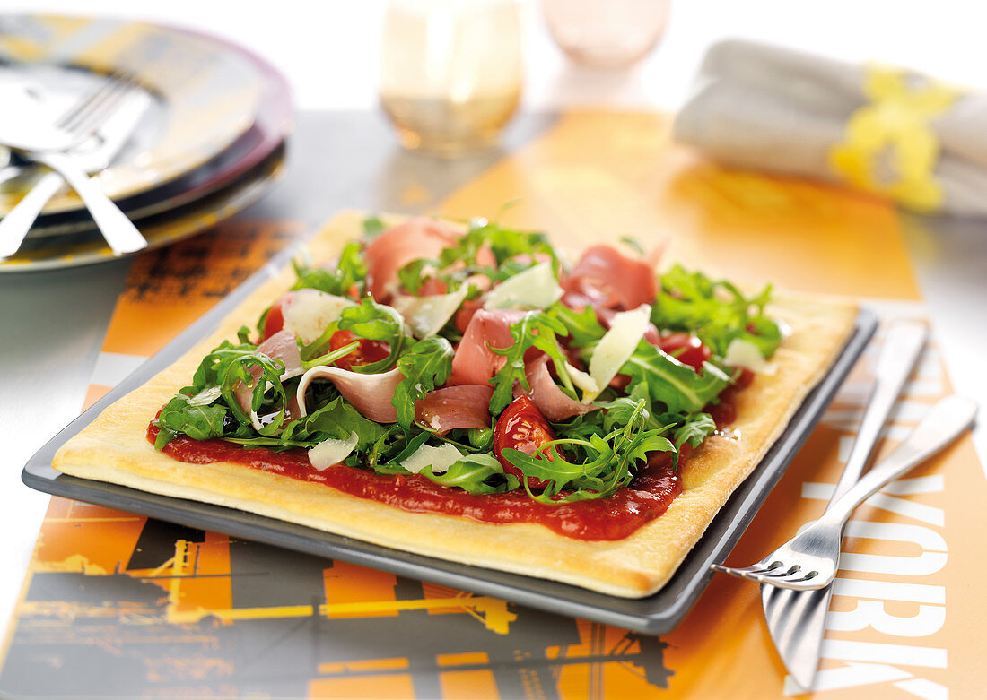 Pizza mit Rucola, Schinken und Italien