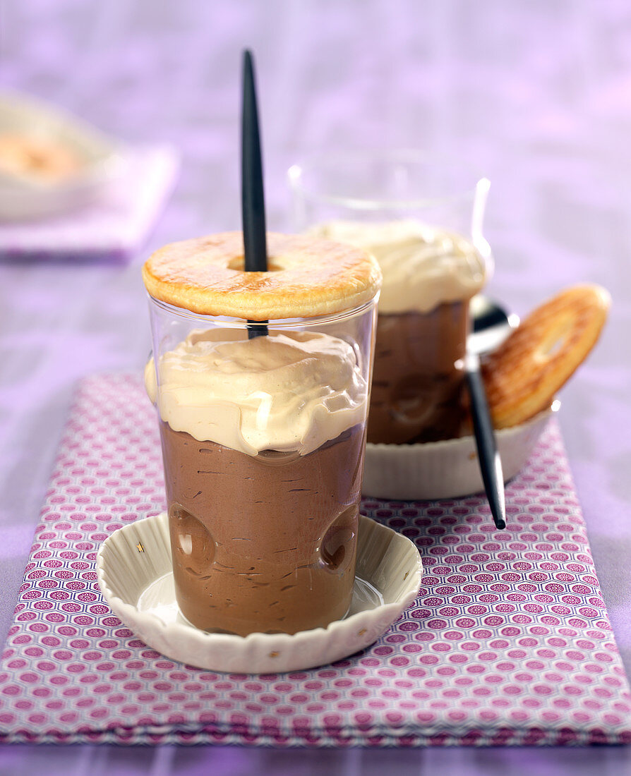 Schokoladencreme mit Sahne serviert im Glas mit Gebäck und Löffel