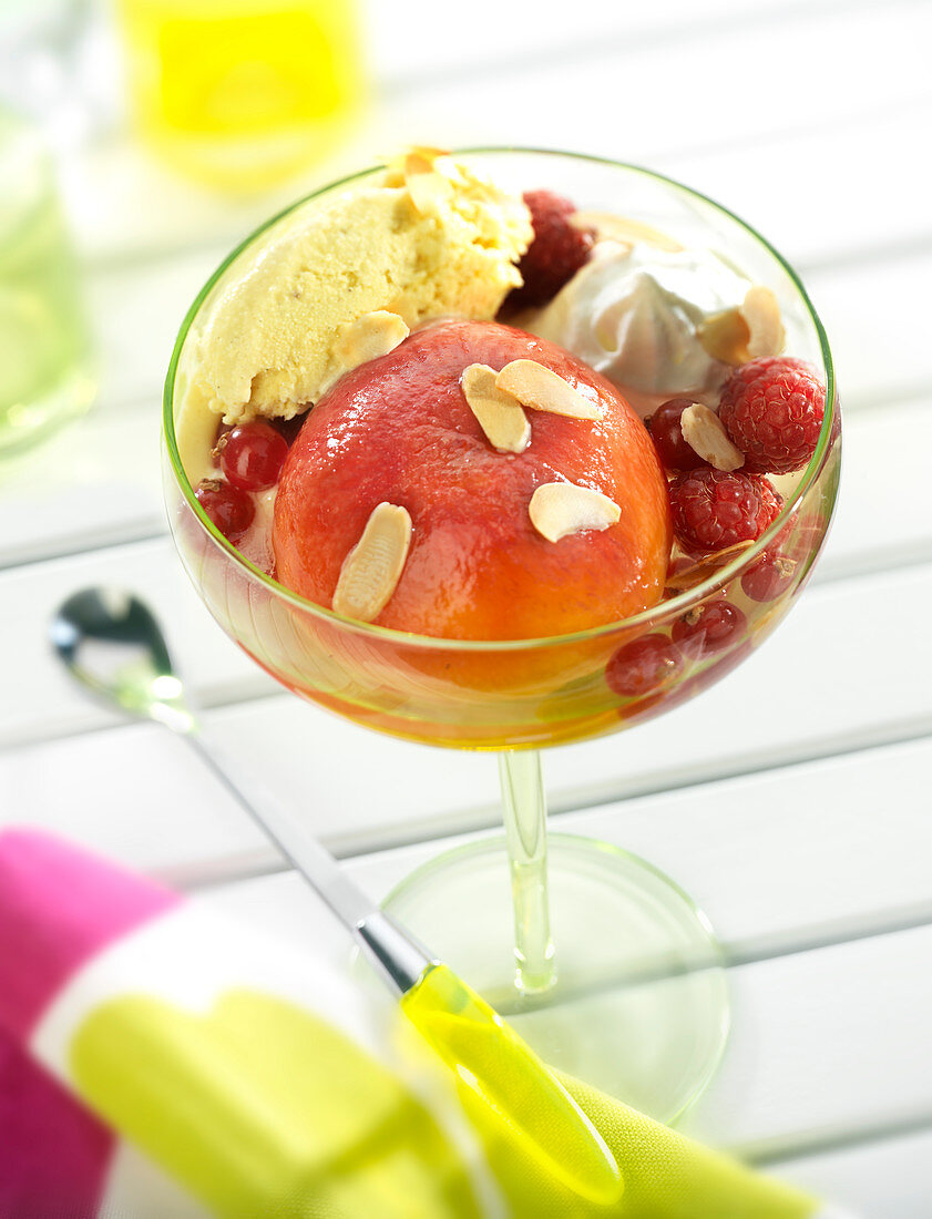 Pfirsich Melba mit Vanilleeis, Sahne und Beeren