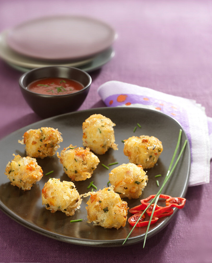 Frittierte Krebsbällchen mit Dip