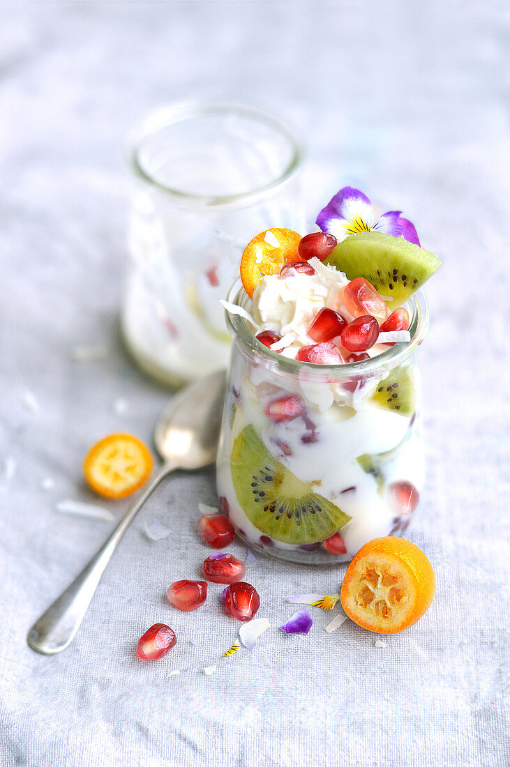 Joghurt mit exotischen Früchten