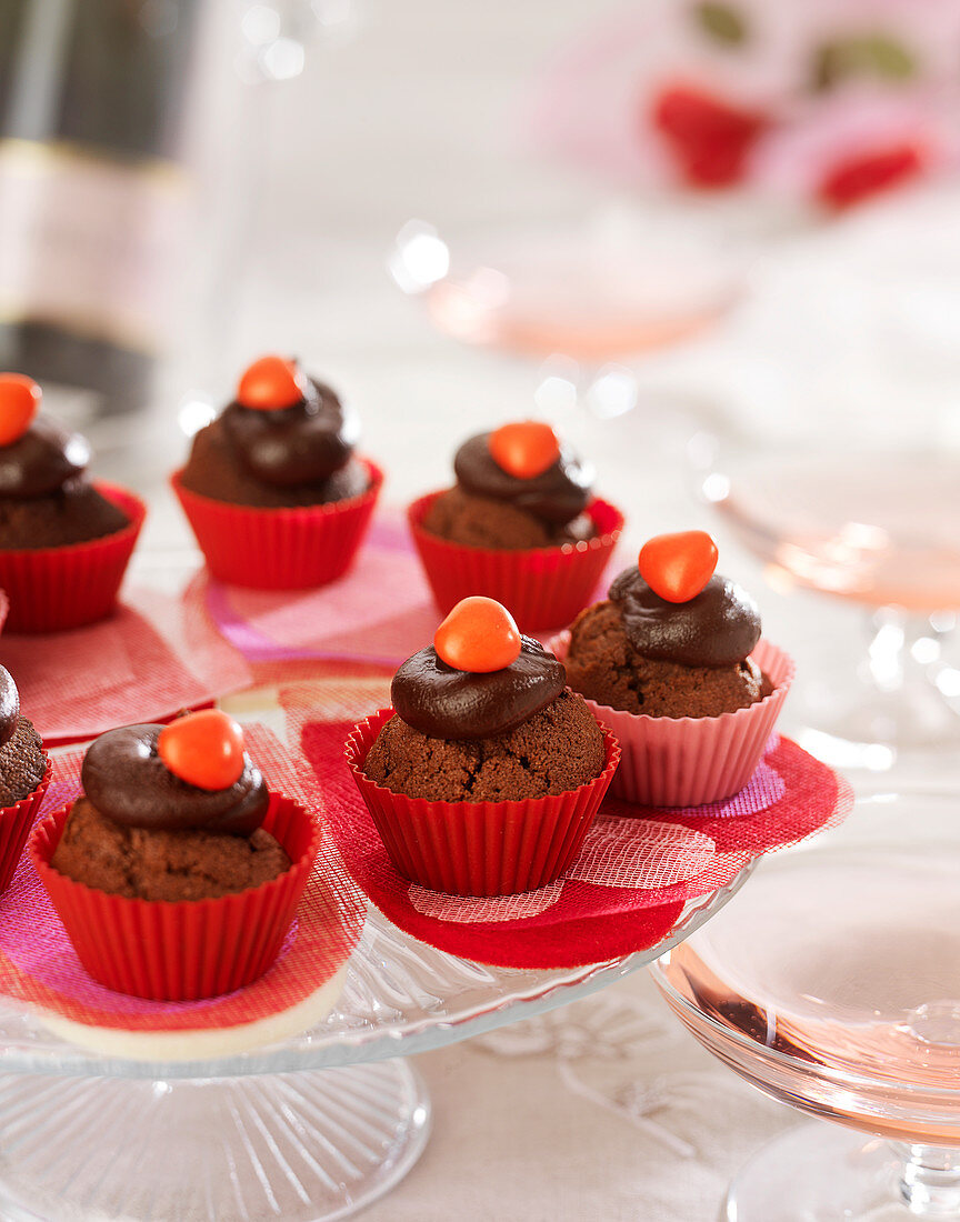 Schoko-Cupcakes mit dunkler Schokolade und Herzbonbon verziert