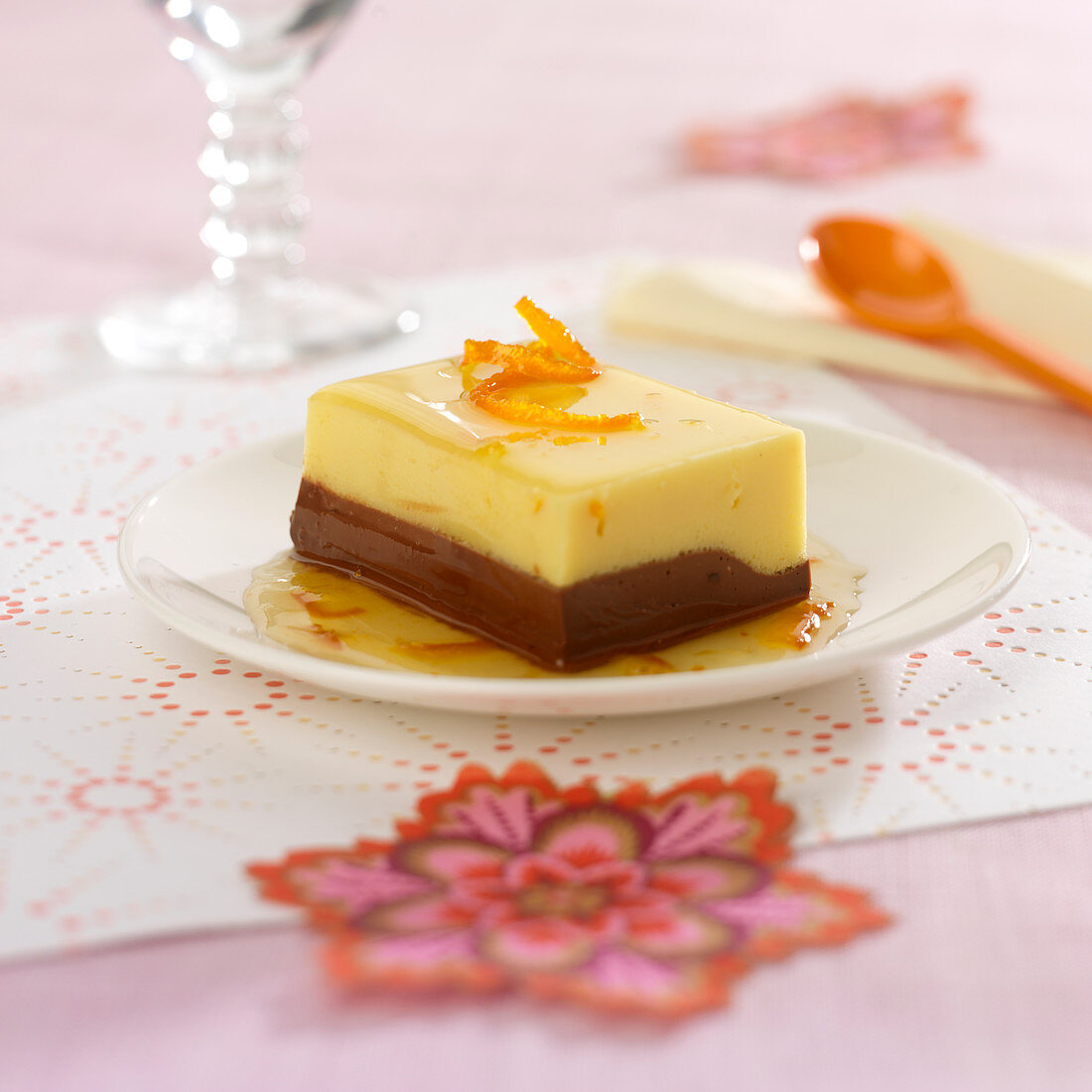 Zweischichtige Schokoladen-Orangencreme als Dessertschnitte