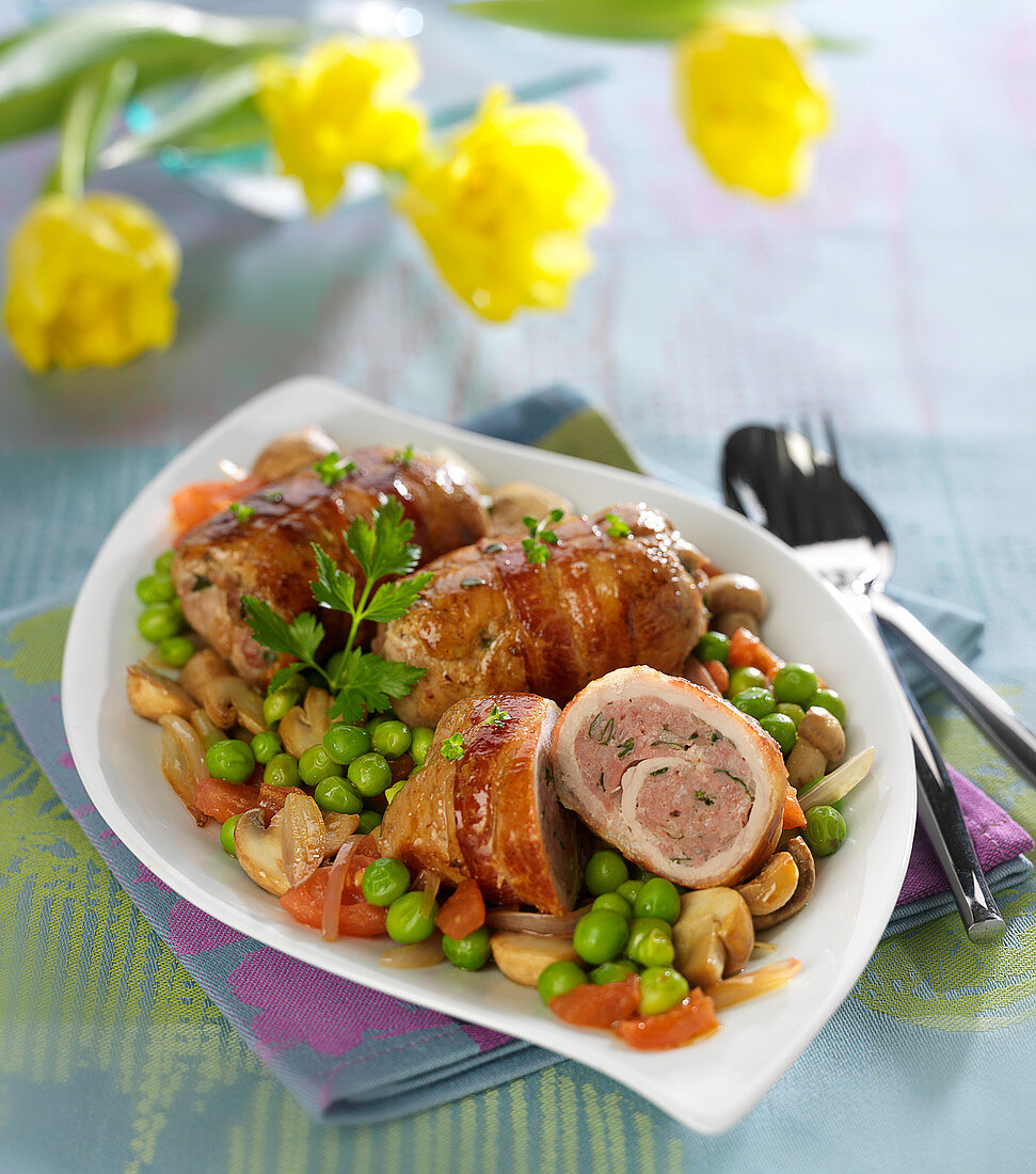 Kalbsrouladen mit Erbsen und Champignons