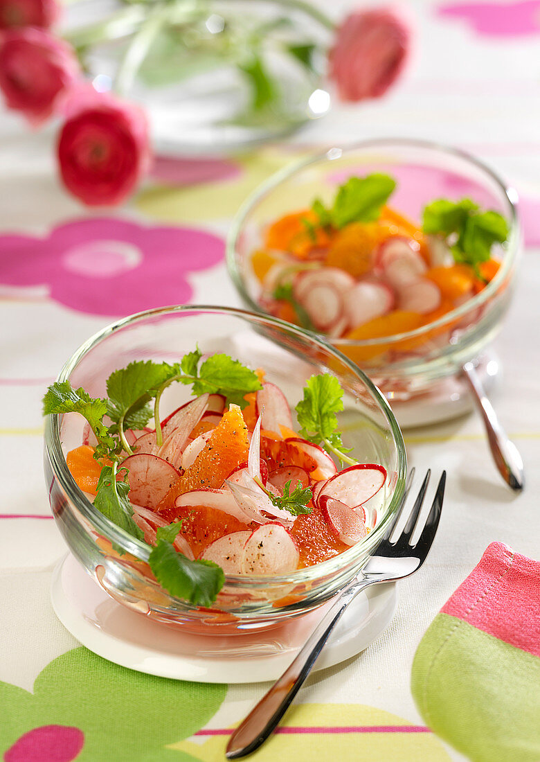 Vitaminreicher Salat mit Radieschen, Karotten, Blutorangen und Schalotten