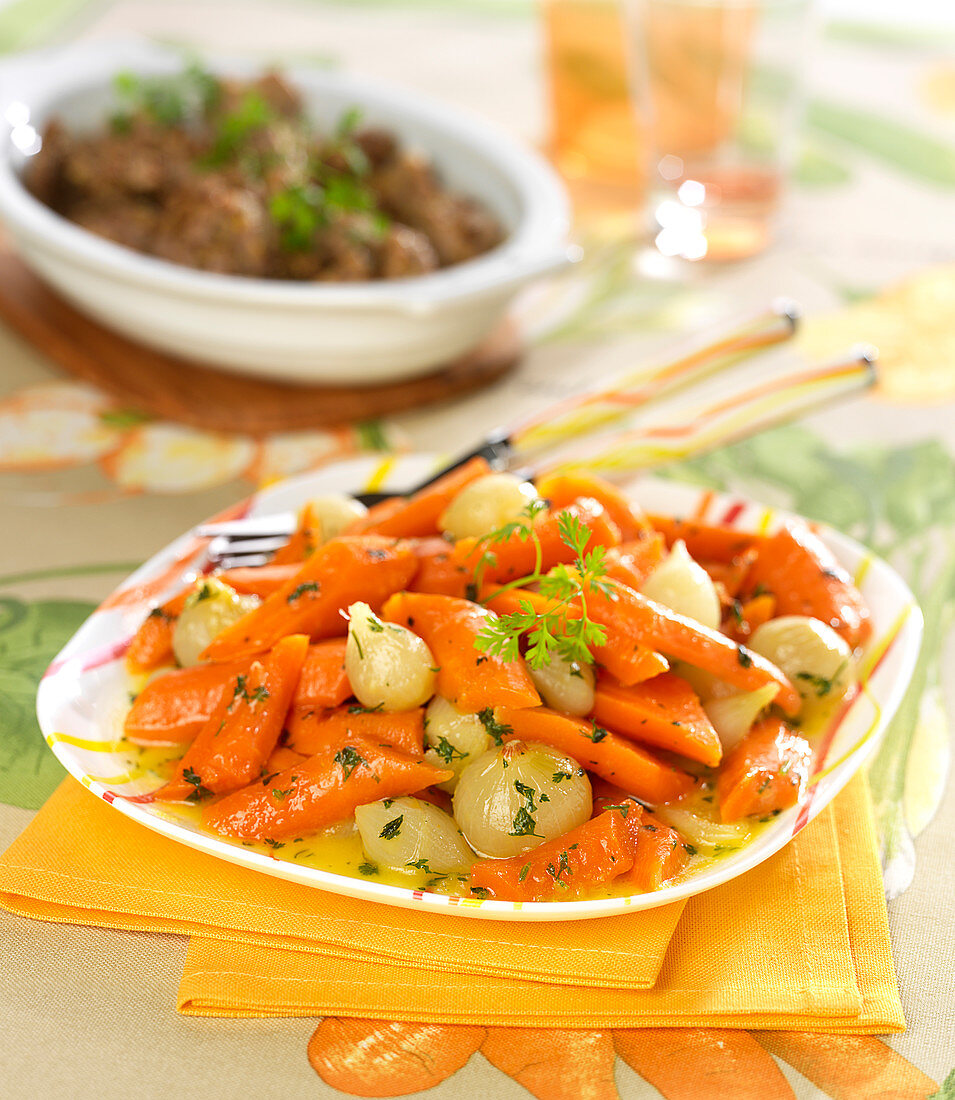 Geschmortes Karottengemüse mit Lauchzwiebeln und Kerbel