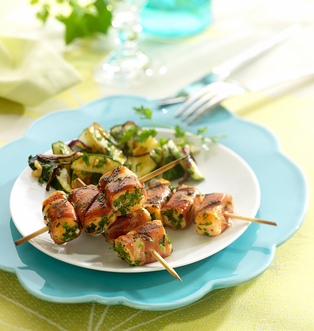 Salmon, raw ham and flat parsley brochettes, pan-fried courgettes with garlic