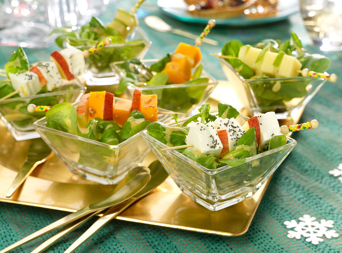 Corn lettuce salad with cheese brochettes