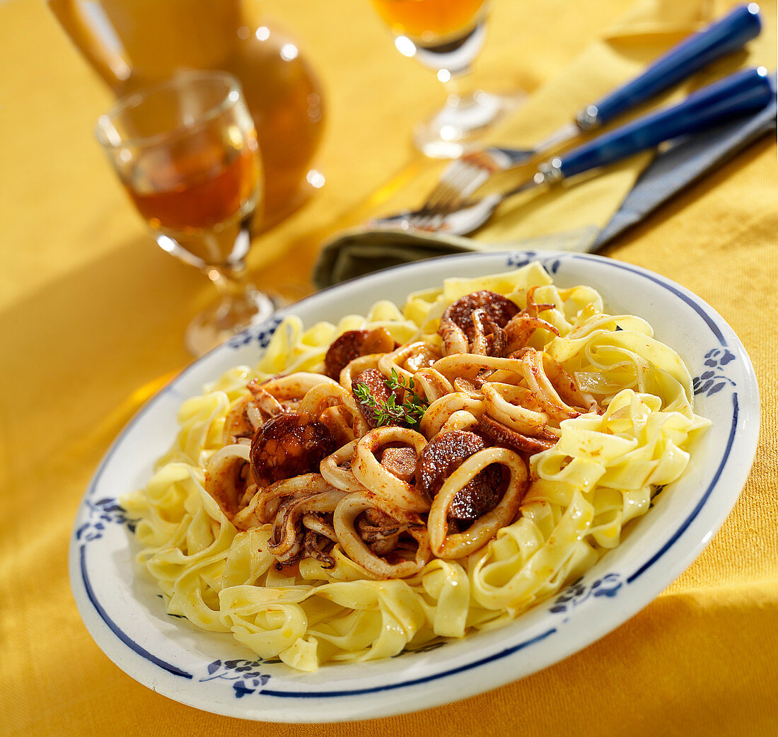 Tagliatelle mit Tintenfischringen und Chorizo