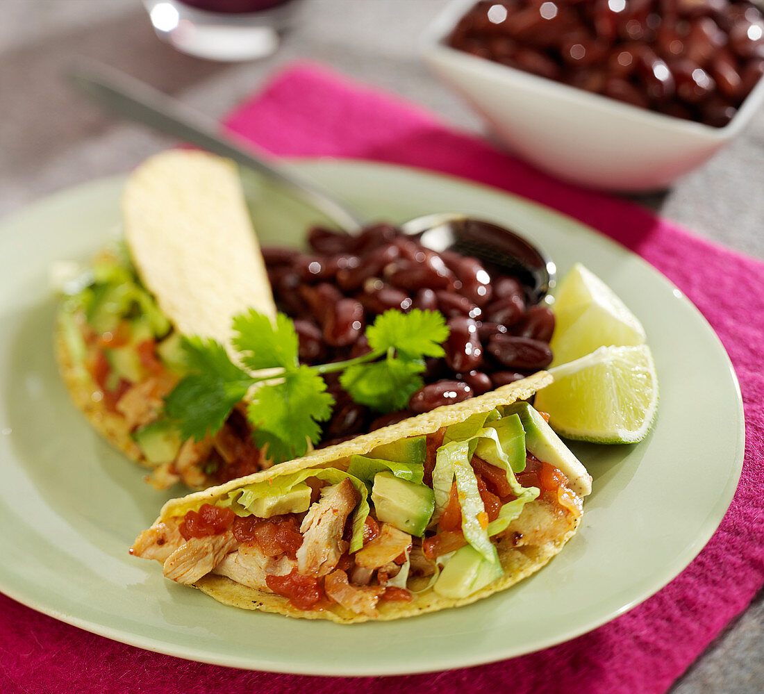 Tacos gefüllt mit Huhn und Avocado serviert mit Kidneybohnen (Mexiko)