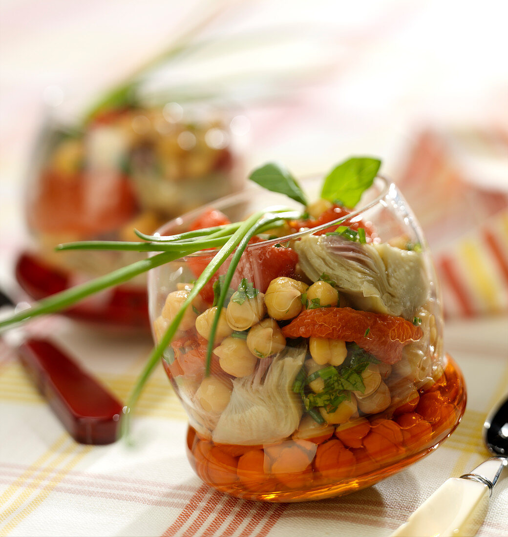 Kichererbsensalat mit Artischocken und Tomaten