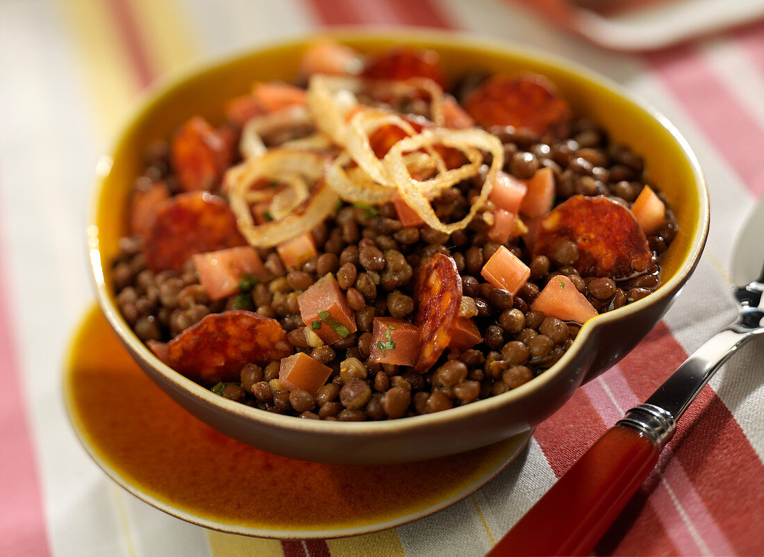 Lentil and chorizo salad with curry-flavored fried onions