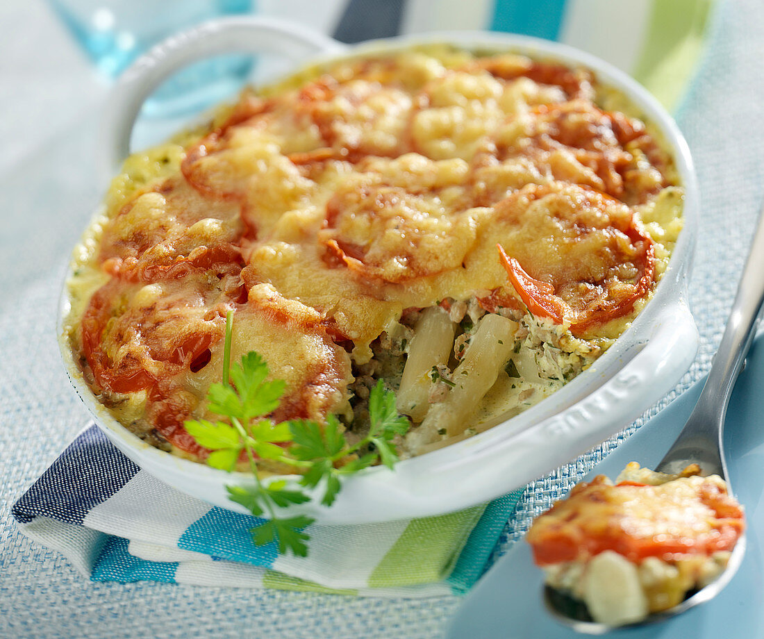 Schwarzwurzelgratin mit Schweinehackfleisch und Tomaten